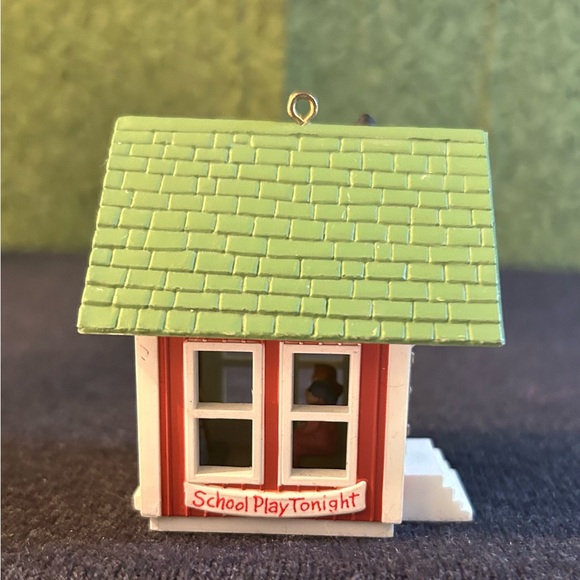 VTG Hallmark LITTLE RED SCHOOLHOUSE school play lighted Christmas Ornament 1985 - Picture 4 of 9